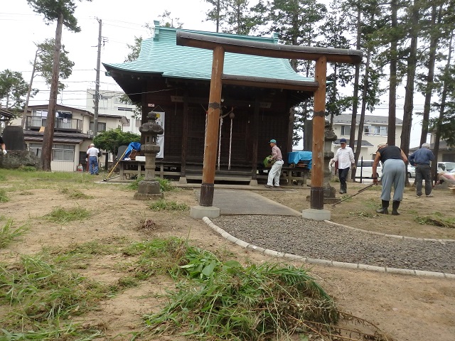 七社宮神社の神社境内の清掃作業