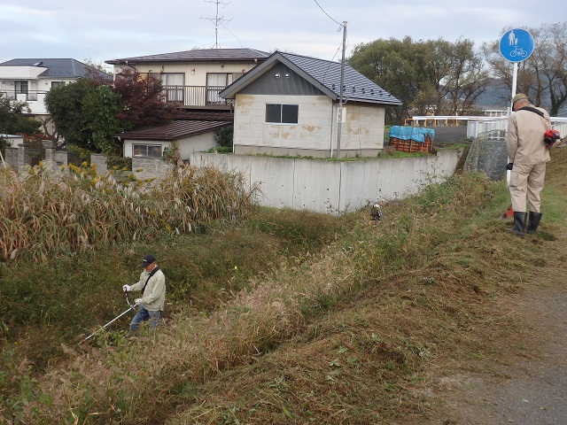 福島市の堀切橋周辺の除草とごみ拾い