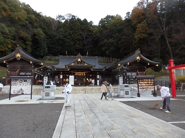福島中央ライオンズクラブの福島県護國神社境内周辺清掃