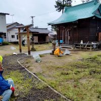 七社宮神社の神社境内の清掃作業