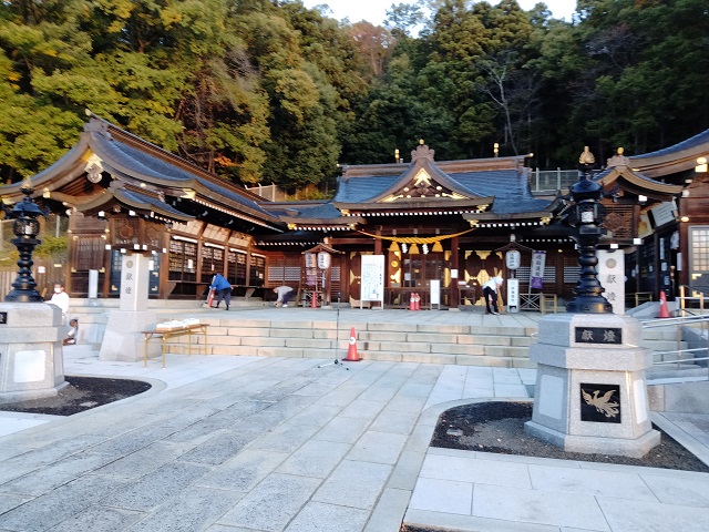 福島中央ライオンズクラブの福島県護國神社境内周辺清掃