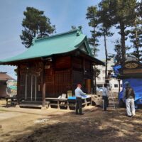 七社宮神社の神社境内の清掃作業