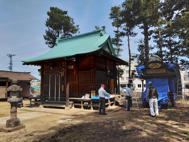 七社宮神社の神社境内の清掃作業