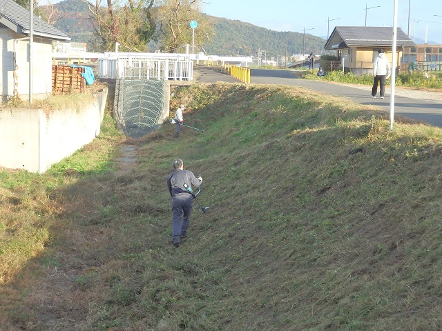 福島市の堀切橋周辺の除草とごみ拾い