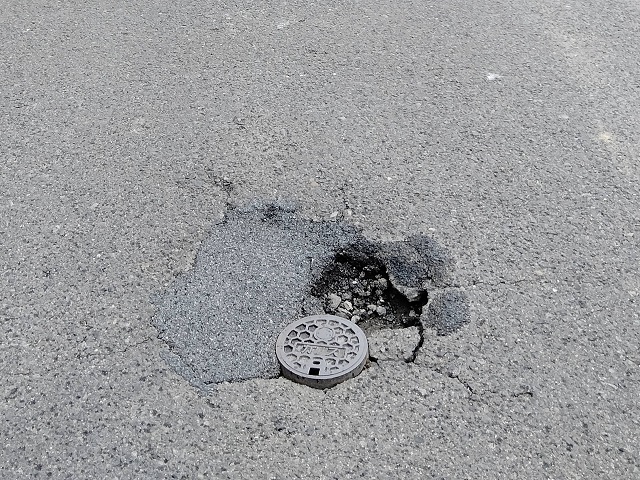 ガス鉄小蓋周辺の道路損傷（修繕前）