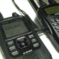 アイコムID-50（写真左）とアルインコDJ-G7（写真右）