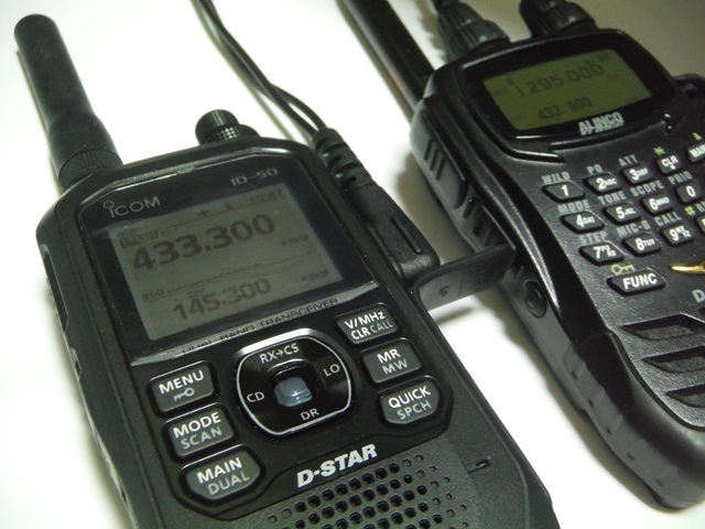 アイコムID-50（写真左）とアルインコDJ-G7（写真右）