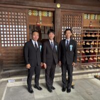 福島県護國神社終戦80年臨時大祭・秋季例大祭(左から佐藤勢市議、私、浦野洋太朗市議)