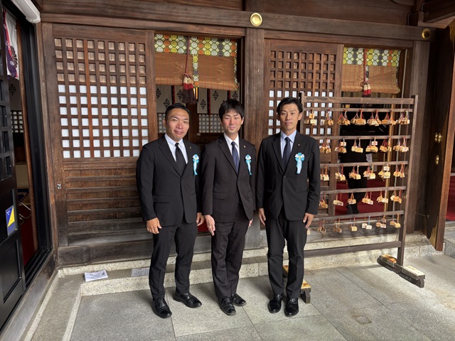 福島県護國神社終戦80年臨時大祭・秋季例大祭（左から佐藤勢市議、私、浦野洋太朗市議）
