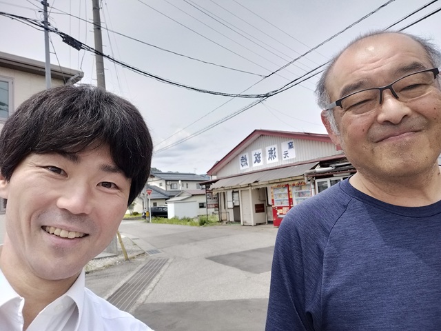会津本郷焼窯元・流紋焼の弓田修司社長(写真右)と